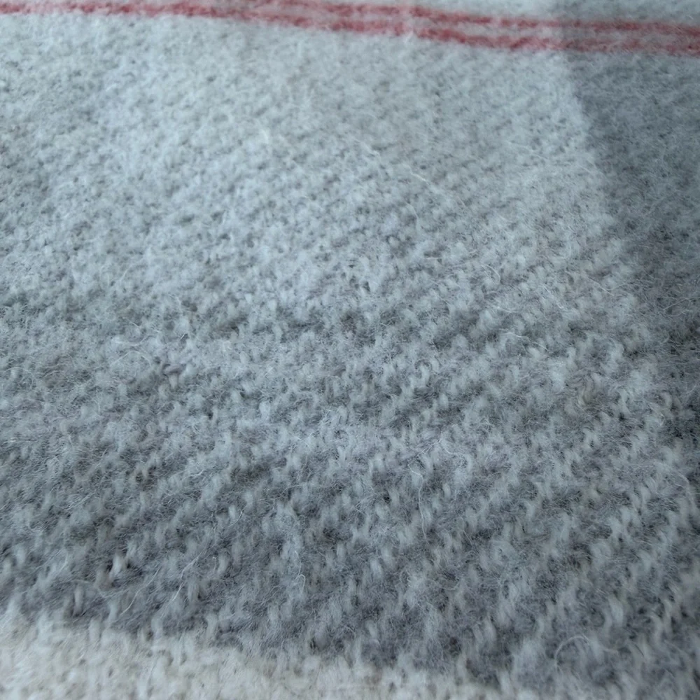 Tommy Hilfiger Faux Cashmere Plush Throw Blanket Plaid Gray Cream Red 50x70 GUC